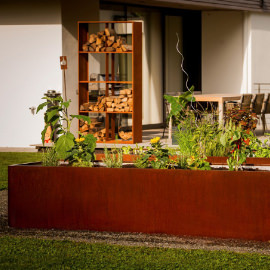 Hochbeet und Holzregal