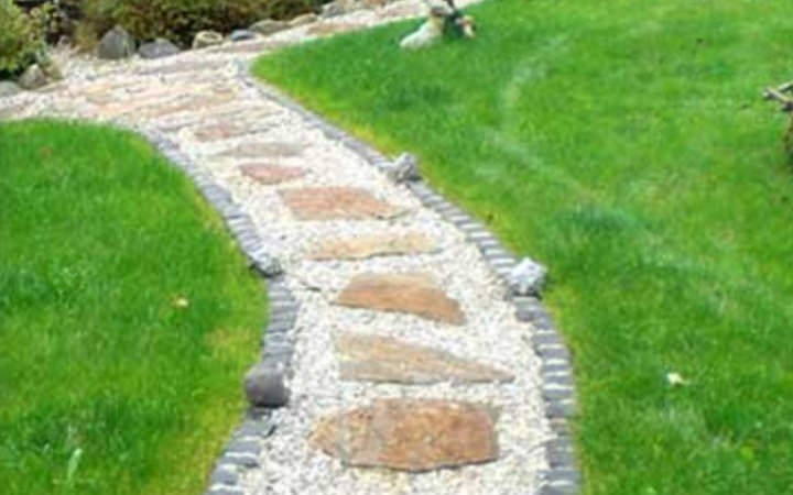 Beeteinfassung aus Stein